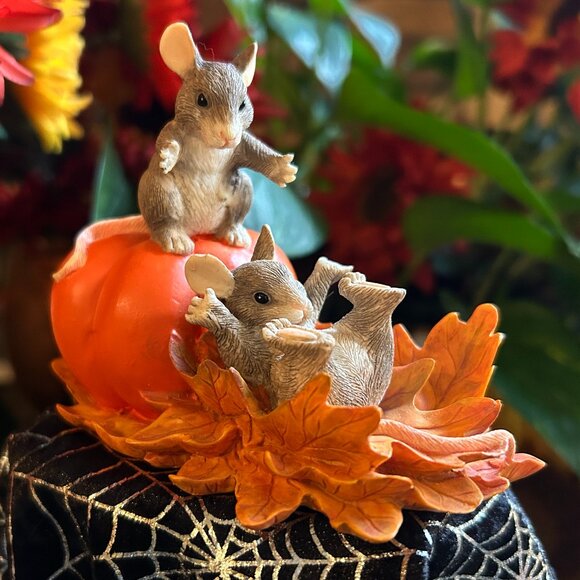 Charming Tails Silvestri Pumpkin Slide Halloween Figurine (85513) - Picture 10 of 15